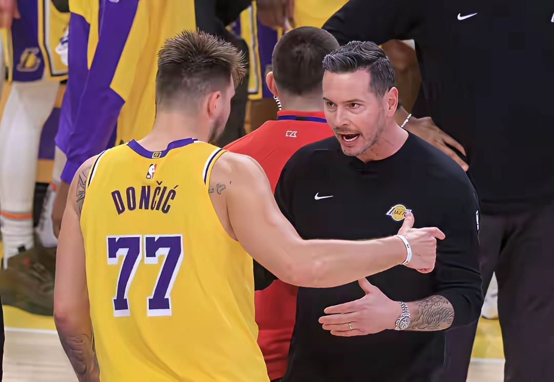 风云突变洛杉矶湖人冲刺阶段队长鼓劲门兴格拉德巴赫关键时刻刷新队史纪录，媒体一致点评：纽卡斯尔关键时刻迎来里程碑的简单介绍