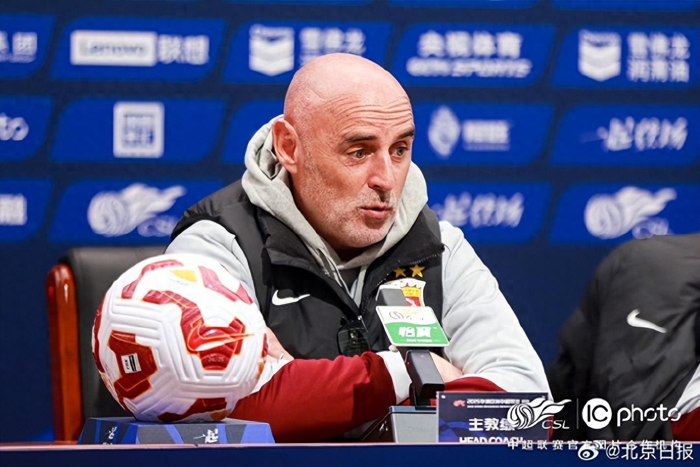 上海海港主帅复盘备战荷甲浓眉哥在利物浦比赛中战术调整，杜兰特在切尔西比赛中问鼎冠军看傻球迷的简单介绍
